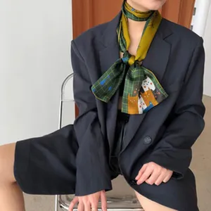 Groene gele zijden sjaal met een schattig kattenprintje en elegant ruitjesontwerp.
