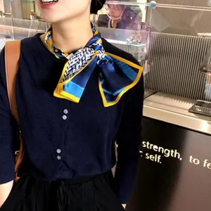 Lussuoso foulard di seta a doppio strato con elegante stampa a contrasto blu e giallo.