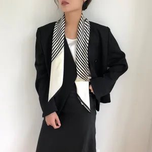 Minimalistische zwart-witte gestreepte zijden sjaal, prachtig mode-accessoire.