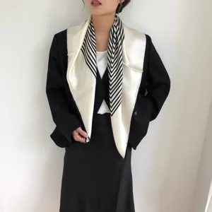 Zijden vierkante sjaal met een elegant zwart-wit gestreept contrastontwerp voor modieuze dames.