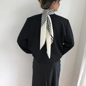 Minimalistische zwart-witte zijden dames sjaal, elegant mode halsdoek detailoverzicht.