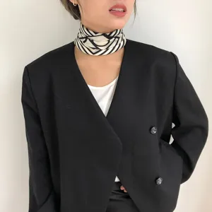 Minimalistische zwart-witte zijden sjaal detailweergave chique dames accessoires