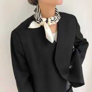 Zijden sjaal voor vrouwen, zwart-met-wit gestreepte halsdoek, elegante en chique mode-accessoire.