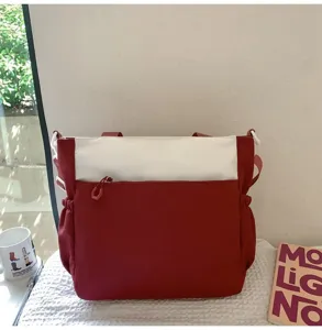Κόκκινη και λευκή τσάντα tote με μεγάλη χωρητικότητα, μπροστινή τσέπη και πλαϊνές θήκες.