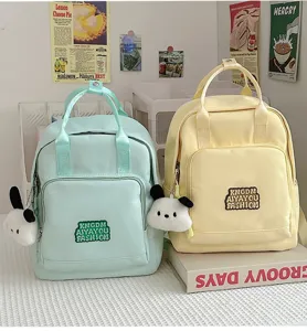 Λεπτομερής όψη casual mini σακιδίων με χαριτωμένα βελούδινα κρεμαστά για καθημερινή χρήση.