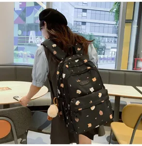 Detailansicht des niedlichen schwarzen Mini-Rucksacks mit Bärenmuster für Mädchen und Teens.