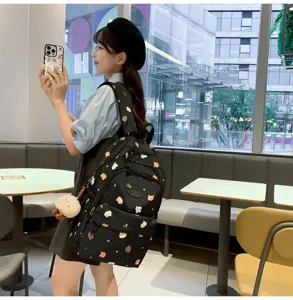 Lässiger schwarzer Canvas-Rucksack für Damen und Mädchen, süßer Bären-Print Schultasche Alltag.