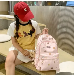 Süßer rosa Mini-Rucksack für Mädchen, stylische Freizeitschultasche mit niedlichem Bären-Druck.