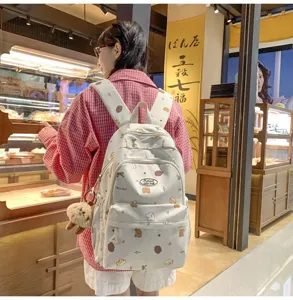 Kleiner Rucksack mit niedlichem Bärenmotiv für Mädchen, stilvoller weißer Alltags-Schulrucksack.