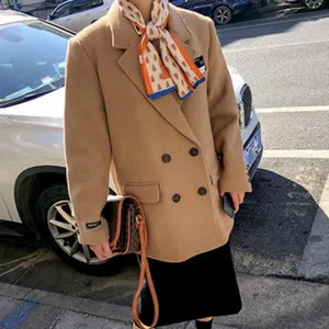 Cliché de mode urbaine détaillé montrant un foulard élégant imprimé avec des vêtements.