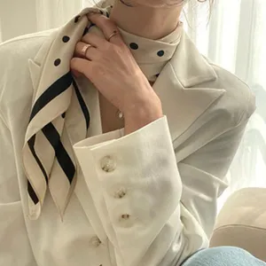 Detalle del pañuelo de seda con lunares y un elegante estilo francés muy suave al tacto.