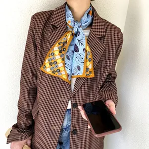Foulard en soie pour femme, long twilly bleu motif cheval, accessoire de cou élégant et chic.