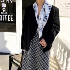 Pañuelo cuadrado de seda de morera pura con elegante estampado floral azul mujer.