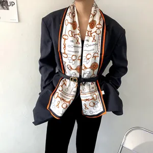 Écharpe en soie longue avec imprimé chaîne et mors, accessoire de mode de haute qualité.