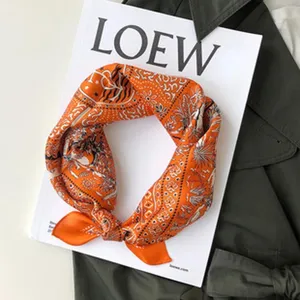 Oranje zijden sjaal met klassiek paisley motief, ideaal voor elegante vrouwen en stijlvolle looks.