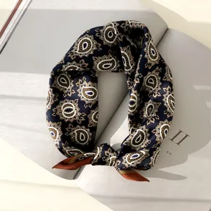 Luxe zijden sjaal met vintage paisleymotief, elegante halsdoek en stijlvolle haarband accessoire.
