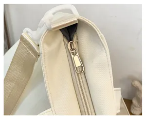 Gros plan détaillé d'un sac bandoulière en toile avec fermeture éclair et sangle.