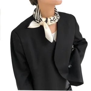 Elegante zwart-wit gestreepte zijden vierkante sjaal voor dames chic mode accessoire