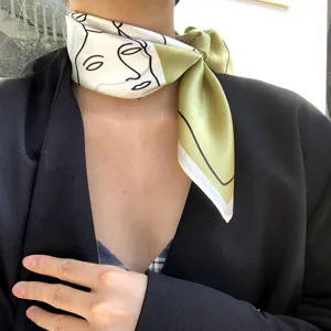 Minimalistischer Seidenschal mit abstraktem Gesichtsmotiv, elegantes Mode-Accessoire.