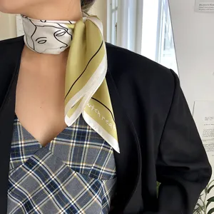 Seidenschal für Damen, schickes abstraktes Gesichtsmuster, eleganter Halswickel, leicht.