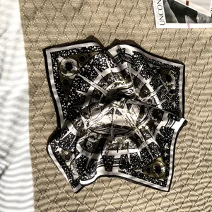 Elegantes Seidentuch im Vintage-Stil mit geometrischem Kompass-Druck für Damen.