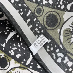 Seidentuch Stoff Detailansicht mit 100% Maulbeerseide Etikett und Retro Print Design.