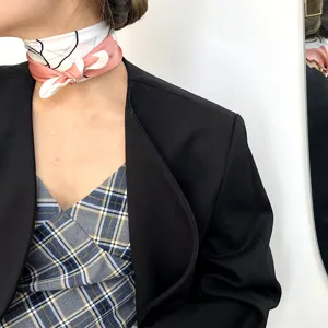 Seidenhalschal fuer Damen, minimalistisches abstraktes Muster schickes Accessoire Detail.