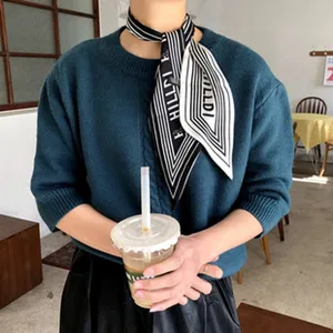 Écharpe twilly longue et étroite à rayures noires et blanches accessoire de cou détail élégant