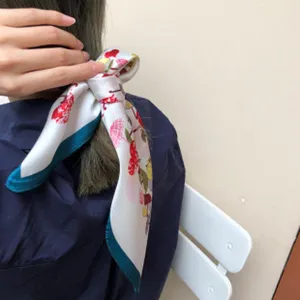 Detailansicht eines floralen Seiden-Haarschals, elegantes Accessoire für das tägliche Styling.