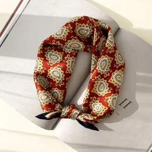Rode zijden sjaal met paisley patroon detailopname, elegante kleine vierkante sjaal.