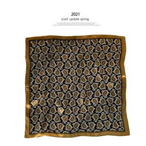 Klassieke zwart-gouden paisley zijden vierkante sjaal, elegant mode-accessoire voor dames.