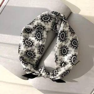 Zwarte en witte paisley zijden sjaal, stijlvolle twilly voor vrouwen, elegante haarband.