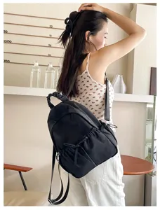 Casual zwarte nylon rugzak met schattige strik en grote opbergcapaciteit voor dagelijks.