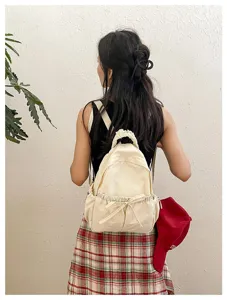 Minimalistische nylon rugzak in Koreaanse stijl met strik zak aan voorkant en handvat.