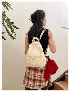 Casual nylon rugzak met schattig strikontwerp, lichtgewicht en veelzijdig voor dagelijks gebruik.