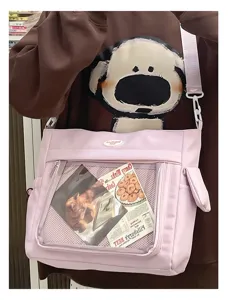Détail de sac bandoulière transparent rose, sac messenger mignon avec fenêtre d'affichage.
