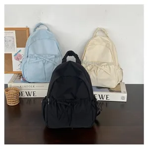 Detailweergave van de nylon rugzak met schattig strikje trekkoord, lichtgewicht en stijlvol.