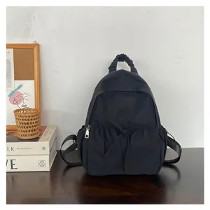 Stijlvolle zwarte nylon rugzak met schattige strik, lichtgewicht en ruim voor dagelijks gebruik.