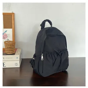 Stijlvolle zwarte nylon rugzak met geplooide handgreep en schattig strikdetail.