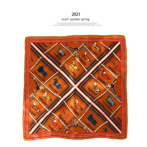 Gros plan détaillé d'un foulard en soie orange luxueux avec un motif équestre classique.