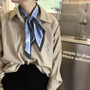 Foulard en soie à fleurs bleues pour femme, ruban vintage pour un style élégant.