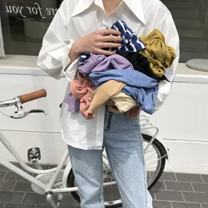 Vue détail de mini châle en tricot coloré, vêtement superposition stylé femme printemps été.