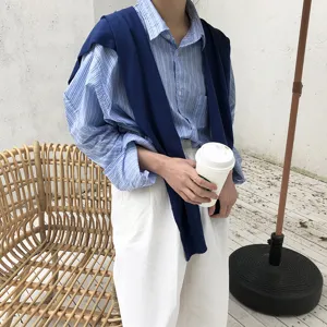 Vue de détail d'une chemise rayée bleue de style coréen avec châle en tricot.