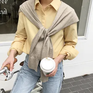 Chemise jaune de style coréen tendance avec pull en tricot beige sur les épaules