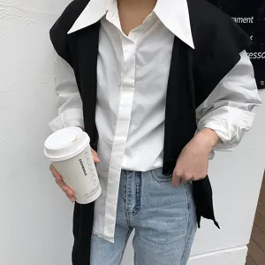 Chemisier blanc de style coréen associé à un gilet en tricot noir élégant vue détail.