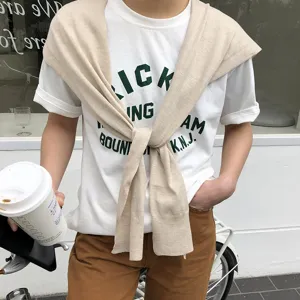 Vue détaillée du petit châle en tricot, style cape tendance pour les tenues de tous les jours.