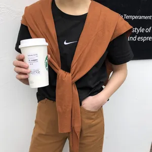 Ensemble de style coreen avec chale en tricot et t-shirt noir pour femme mode printemps.