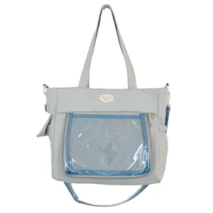 Vue détaillée de la fenêtre en filet transparent et du tissu résistant du sac ita gris.