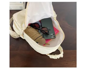 Gedetailleerd overzicht van de nylon rugzak met ruime opbergruimte voor dagelijkse spullen.