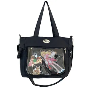 Vue détaillée du sac noir ita avec poche avant transparente pour les badges et épingles.